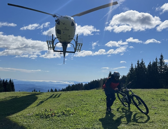 S helikopterjem na Golte, s kolesom v dolino